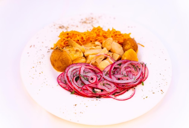 Półmisek z daniem kuchni domowej